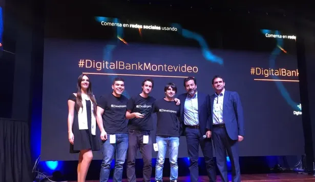 El equipo de Sofia recibiendo el premio a la mejor fintech del evento
