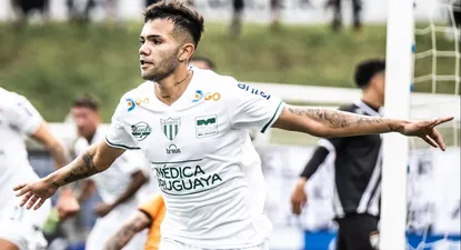 Nicolás Schiappacasse celebra uno de sus goles para La Luz ante Danubio