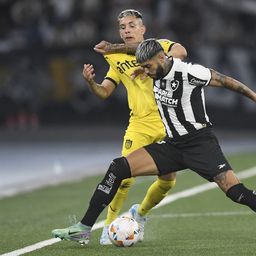 Leonardo Fernández de Peñarol ante Alexander Barboza de Botafogo