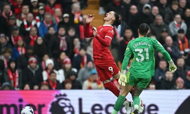 El penal que le cometió Ederson a Darwin Núñez