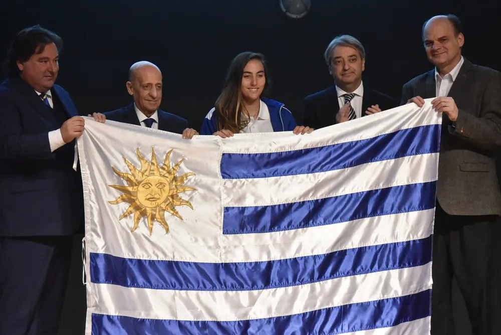 Lola Moreira con el pabellón nacional