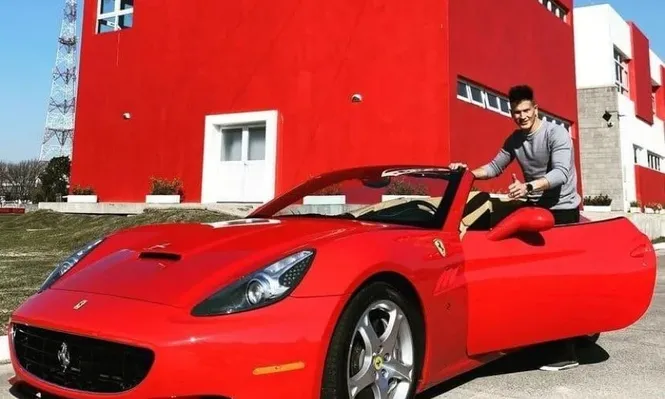 Sebastián Sosa con su nuevo look y la Ferrar