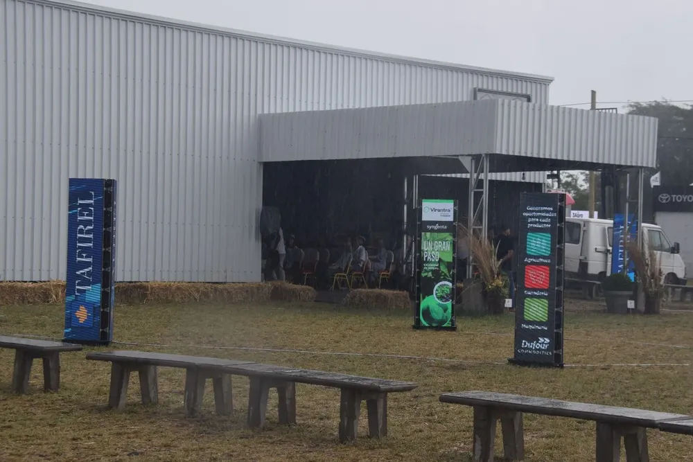En la sala de conferencias las exposiciones continuaron.