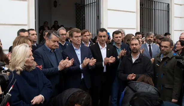 El presidente del PP, Alberto Núñez Feijóo (3i), se ha sumado este lunes al minuto de silencio que hoy se ha guardado en Barbate (Cádiz) en repulsa por la muerte de dos agentes de la Guardia Civil que fueron arrollados por una narcolancha en el puerto de la localidad.