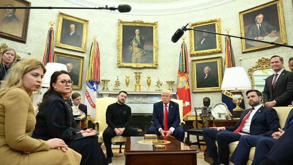 Un grupo de periodistas pudo seguir la acalorada discusión desde entro del Despacho Oval.