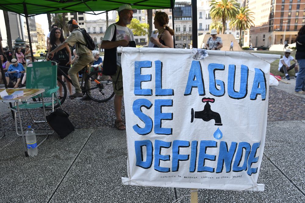 Movilización frente a Torre Ejecutiva el día que se firmó el contrato entre OSE y Aguas de Montevideo