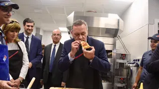 Álvaro Delgado en la inauguración del primer Domino´s Pizza en Uruguay