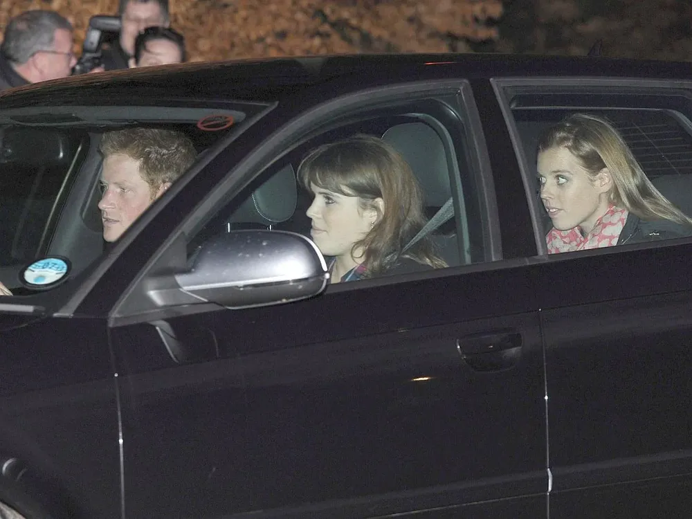 El príncipe Enrique y las princesas Beatriz y Eugenia, nietos de la Reina Isabel II visitaron a Felipe