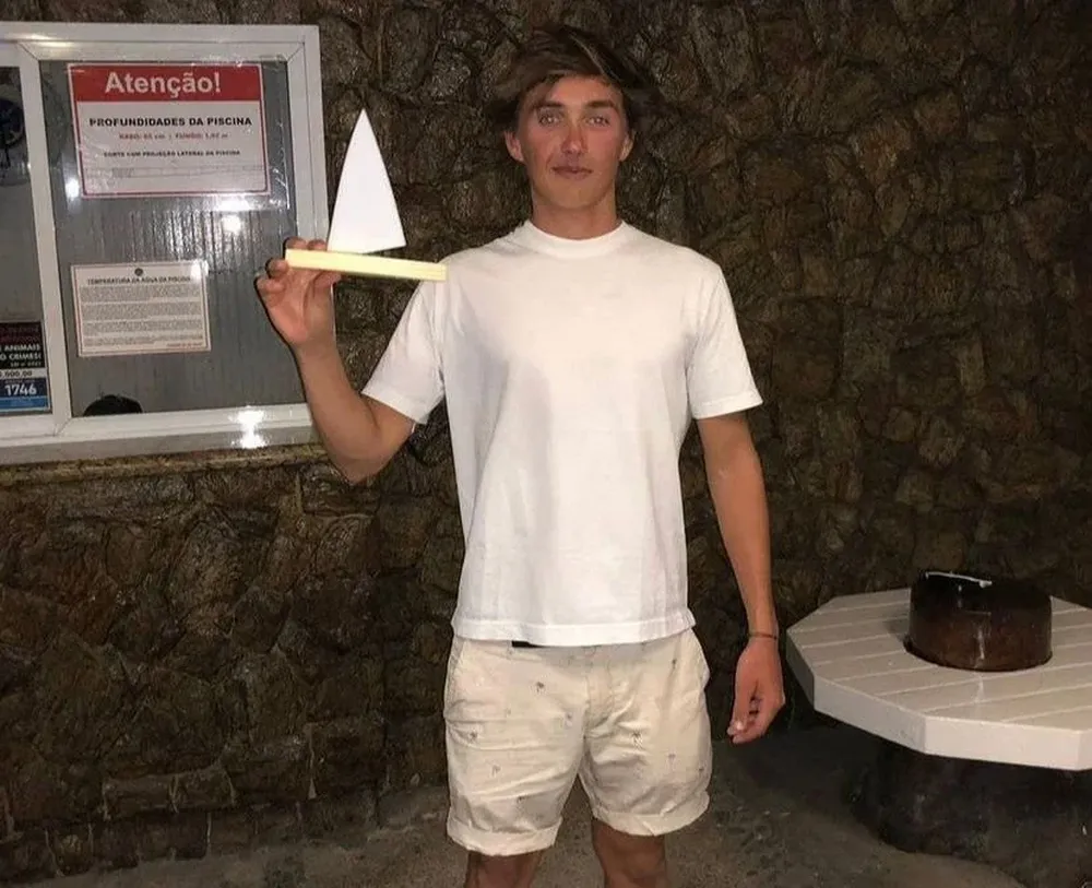 Santiago Pacheco con su trofeo de campeón