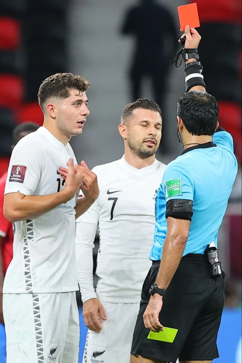 Kosta Barbarouses vio la roja tras chequeo en el VAR