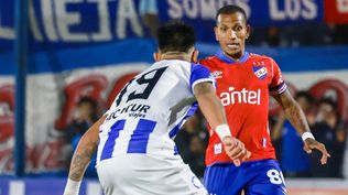 Rómulo Otero de Nacional ante Mauro Brasil de Cerro Largo por el Torneo Apertura