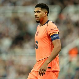 Ronald Araujo ante Newcastle en su debut en la Champions League 2025/26 Ronald Araujo ante Newcastle en su debut en la Champions League 2025/26