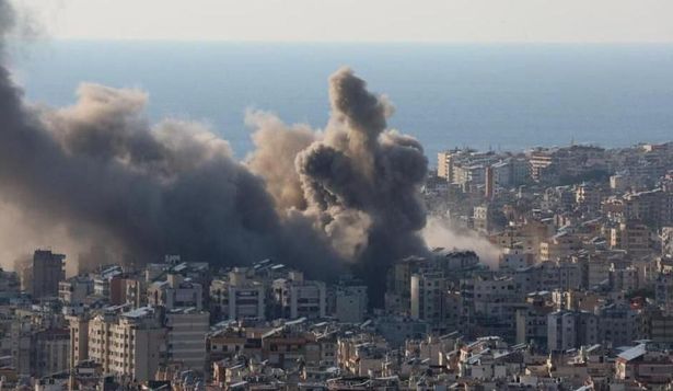 El humo se eleva sobre Beirut después de los ataques aéreos del lunes.