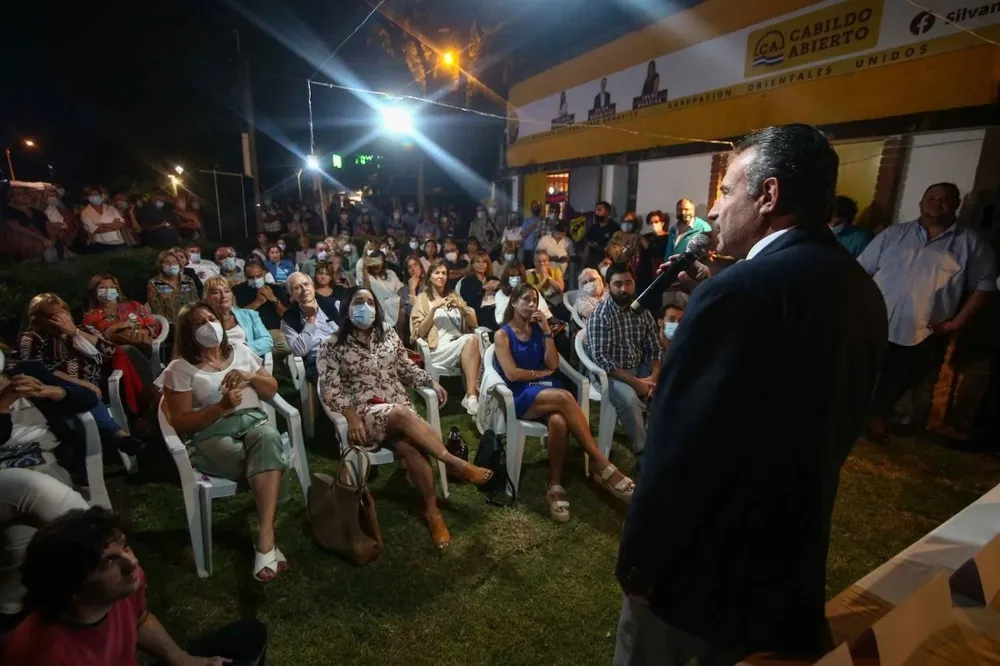 Daniel Salinas en el acto con ministros de este lunes.