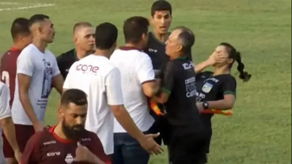 Brutal agresión de un entrenador a una jueza de línea en Brasil