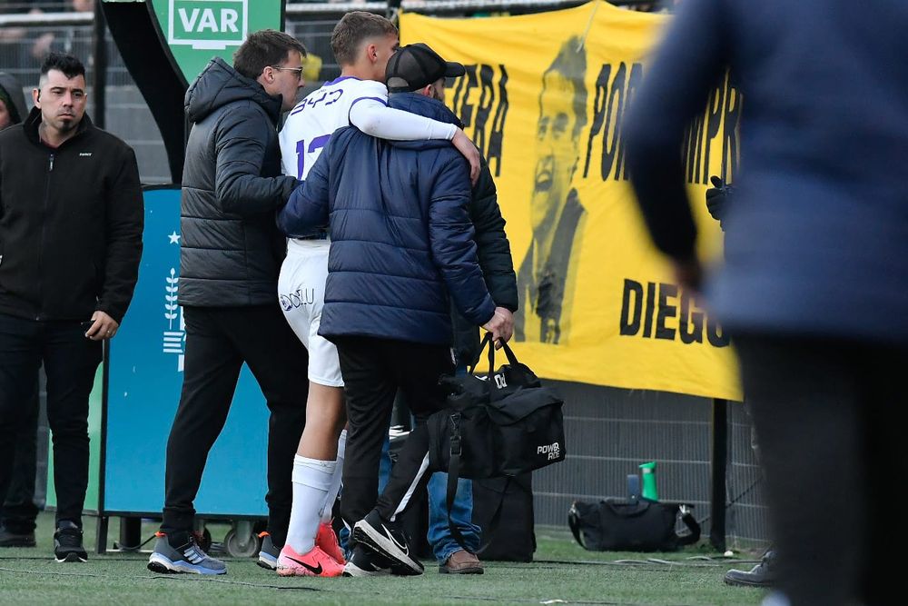 Augusto Cambón salió con un golpe en la cabeza a los 2 minutos Augusto Cambón salió con un golpe en la cabeza a los 2 minutos