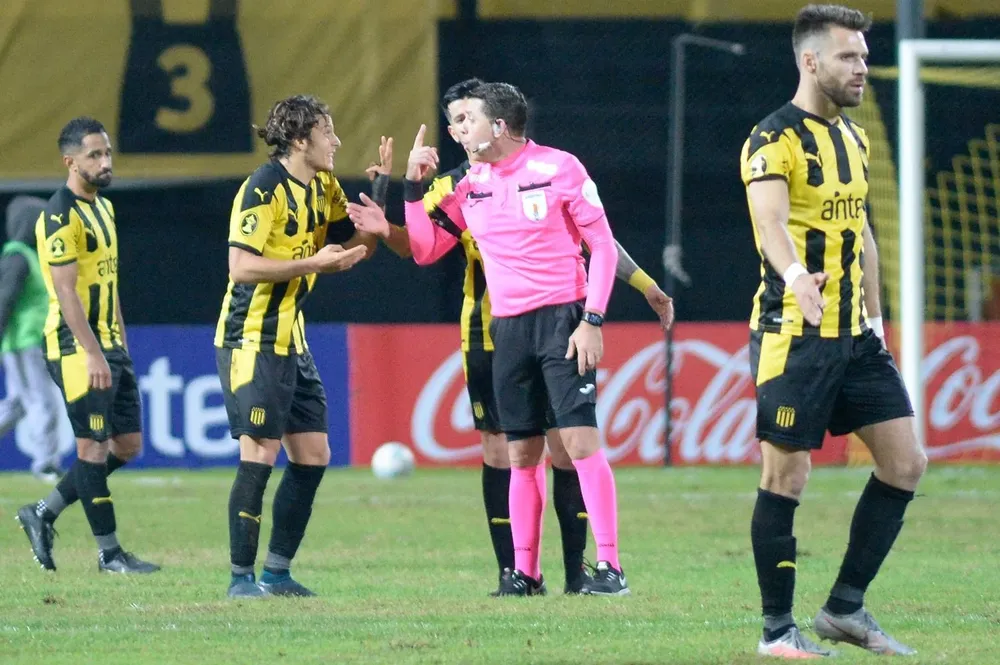 Agustín Canobbio le reclama a Falce; Peñarol perdió dos puntos más