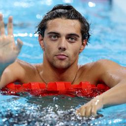 El nadador italiano Thomas Ceccon ganó la medalla de oro en los 100 metros espalda y también generó miles de suspiros alrededor del mundo.