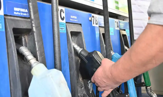 El precio de la nafta varía según los países.