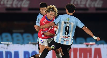 Luciano Boggio disputa una pelota con Enzo Larrosa en el empate entre Cerro y Nacional