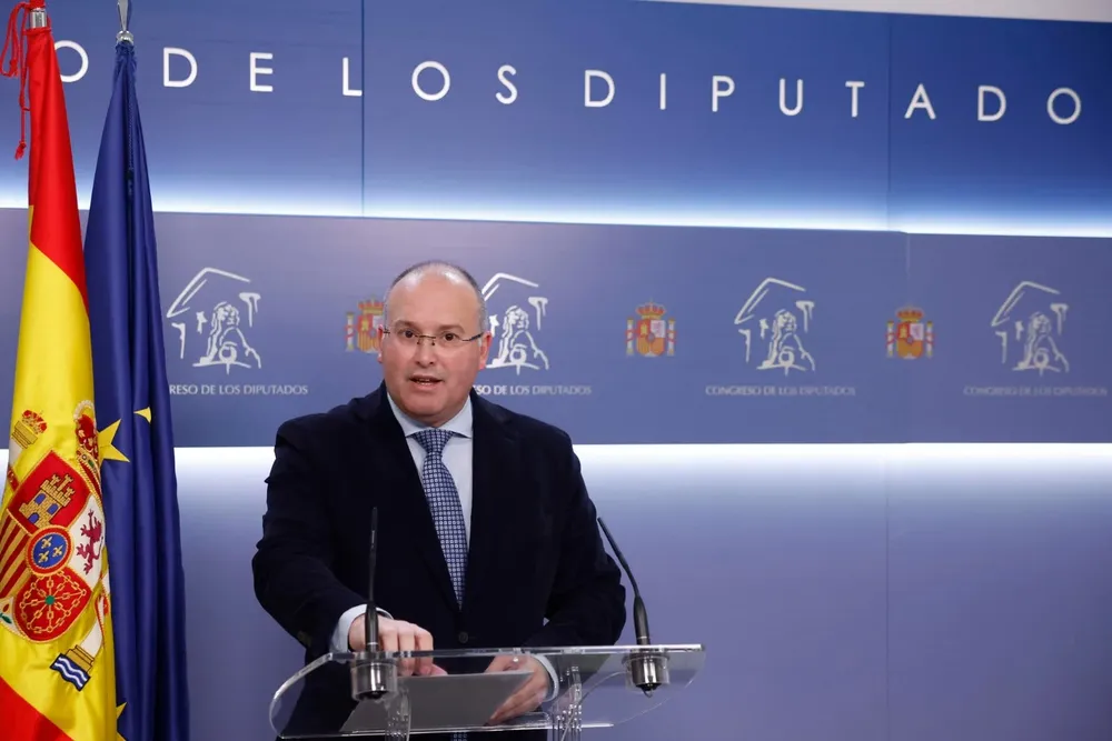 El portavoz del grupo popular en el Congreso, Miguel Tellado, ofrece una rueda de prensa tras presentar en el Registro de la Cámara Baja la petición de dimisión de la presidenta del Congreso, Francina Armengol.