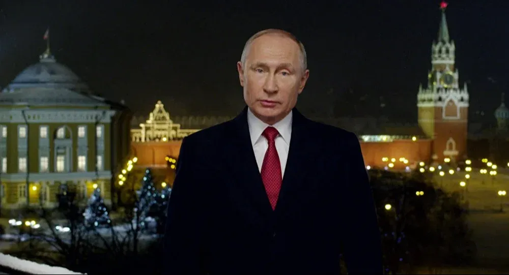 A diferencia del discurso del año pasado, donde estuvo flanqueado por soldados, Putin, con el telón de fondo del Kremlin, describió 2024 como el “año de la familia”.