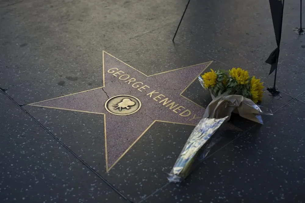 Flores en la estrella de Kennedy en el paseo de la fama de Hollywood