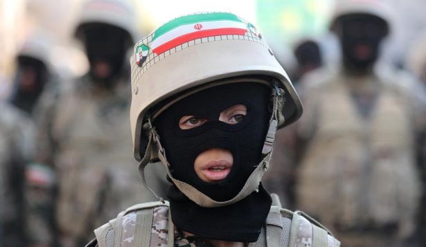 Un miembro de la milicia voluntaria iraní (Basij) asiste a una marcha en Teherán en enero de 2025, antes de la guerra actual.