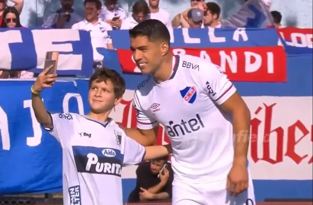 La selfie de Luis Suárez con un niño de Liverpool que el delantero hizo repetir