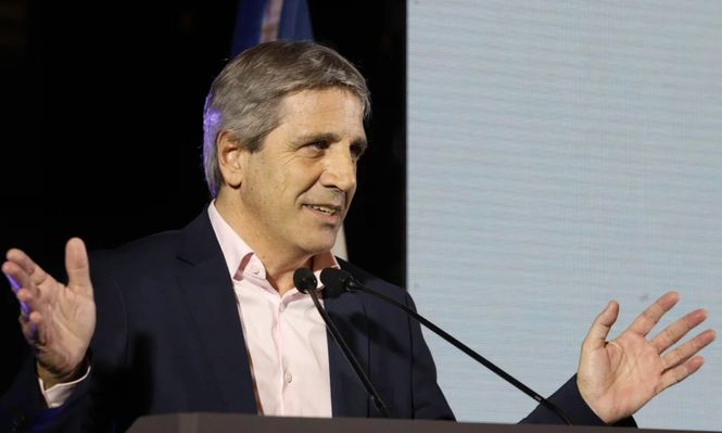Luis Caputo reafirmó la política económica del Gobierno, resaltando la remonetización tanto en pesos como en dólares para sostener el crecimiento económico.