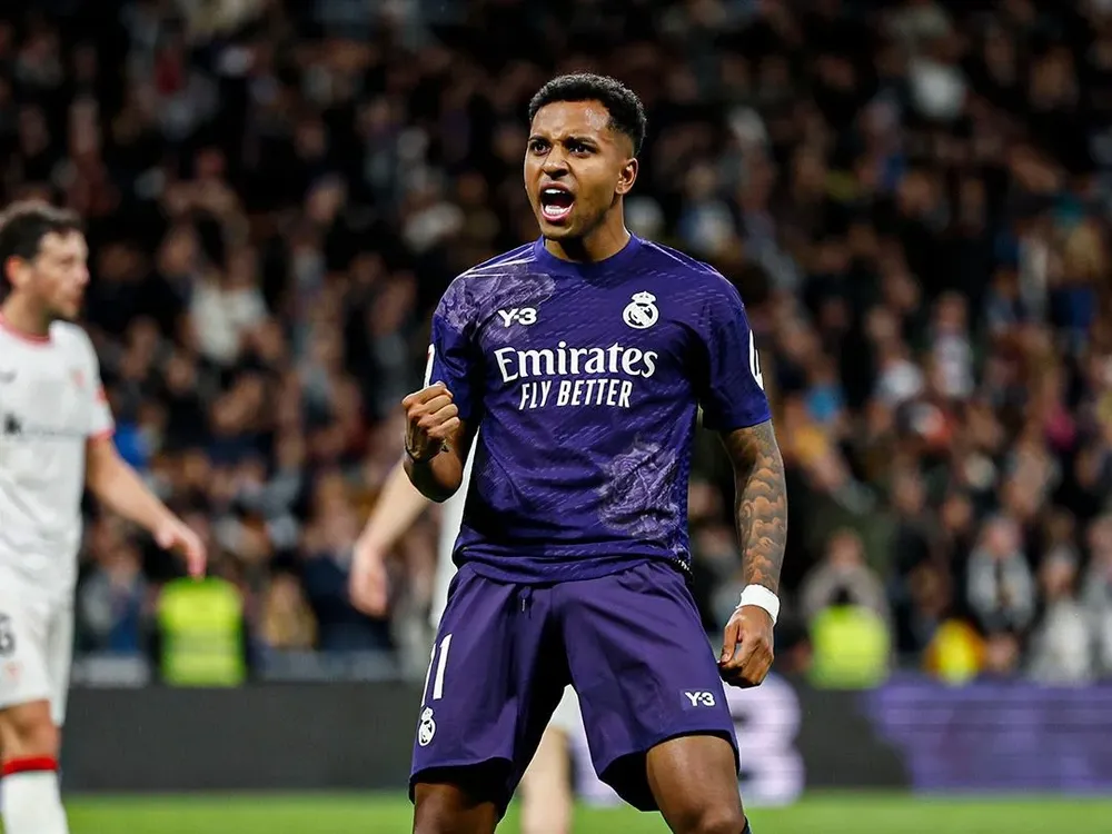 De la mano de Rodrygo.