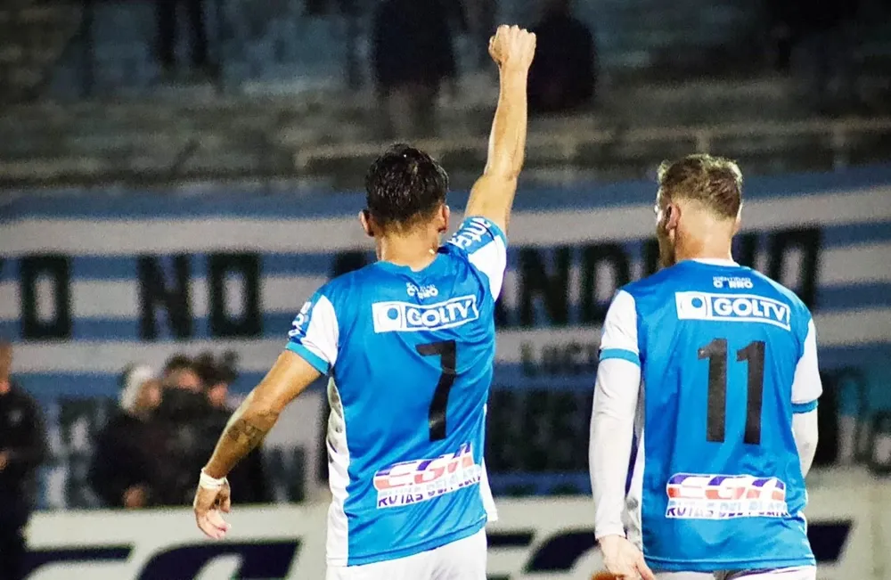 Lucas Rodríguez celebra junto a Cristhian Tizón