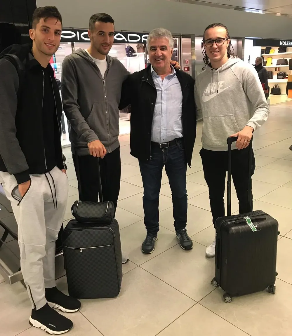 Krasouski junto a Bentancur, Vecino y Laxalt