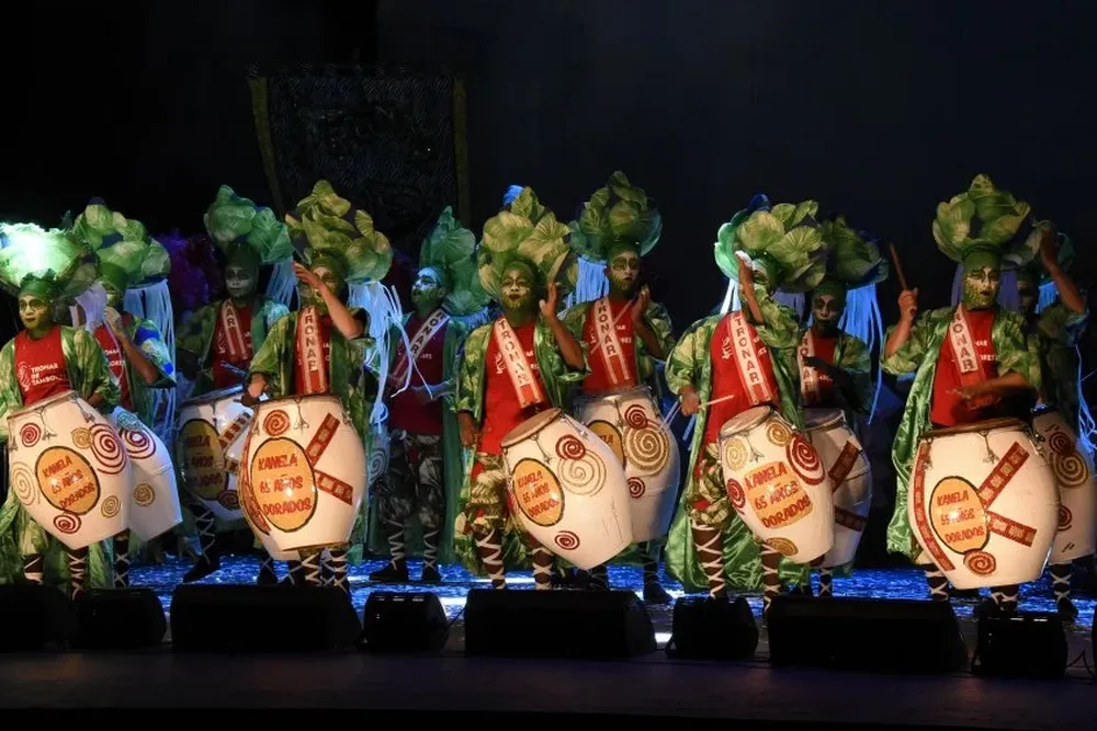 Integrantes de la cuerda de Tronar de Tambores en el Teatro de Verano.