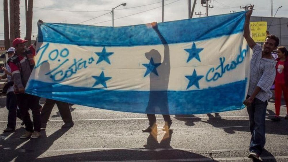 En estas banderas hondureñas se puede leer "100% catrachos".