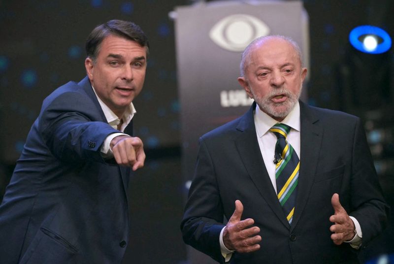 Flávio Bolsonaro supera a Lula por poco margen en nueva encuesta a cinco días de las elecciones en Brasil: qué dicen los últimos números
