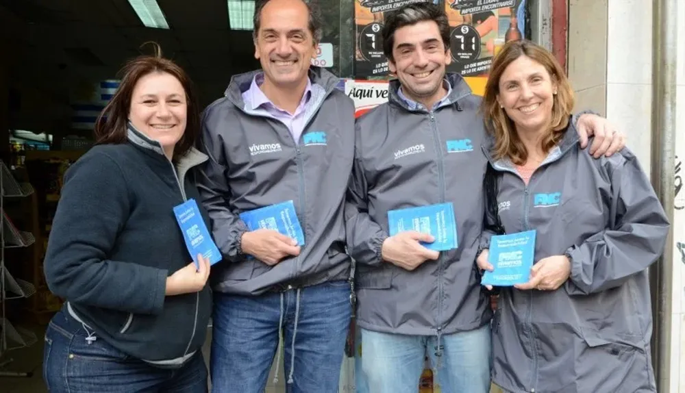 Un comerciante junto al gerente general, de FNC, Gabriel Tobarías; el jefe de Abastecimientos, Aldo Rilla; y la gerente de Marketing, Gabriela Cibils