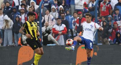 Matías Arezo de Peñarol ante Christian Oliva de Nacional por la final de la Liga AUF Uruguaya