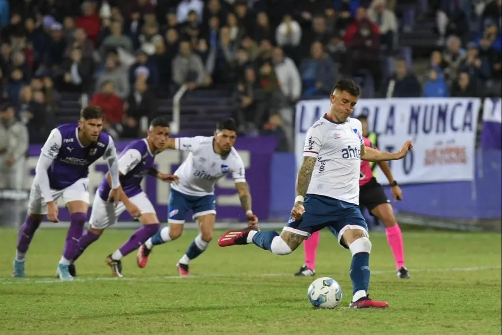 Ramírez, goleador del campeonato junto a Arezo