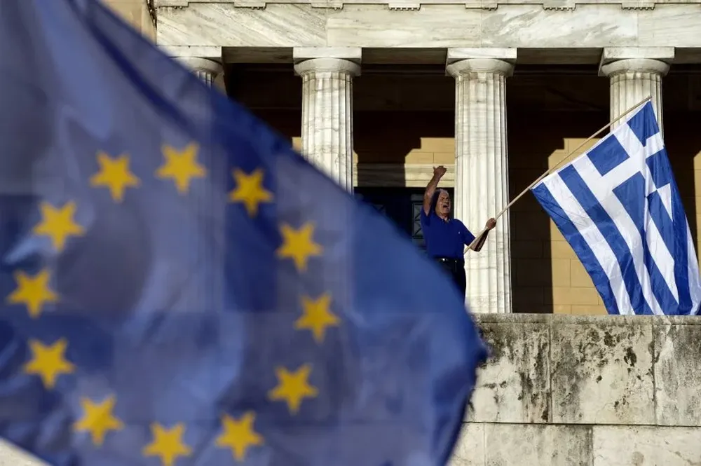 Grecia. Un manifestante grita durante una protesta pro-Europa frente al parlamento griego en Atenas