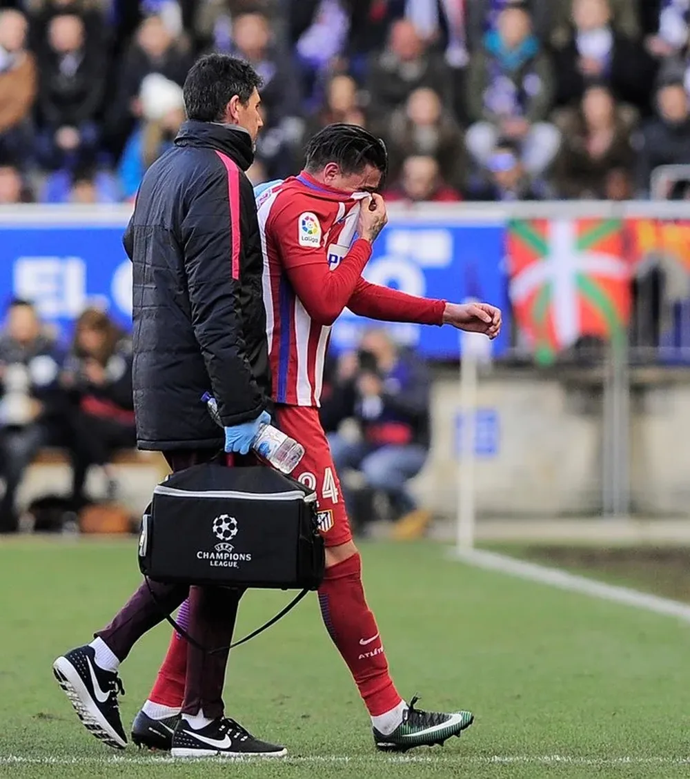 Con lágrimas en los ojos, Giménez abandona el campo de juego