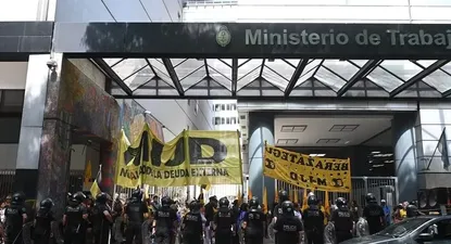 La protesta se realiza en la vereda del Ministerio de Trabajo.