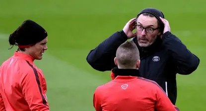 Edinson Cavani junto a su entrenador de PSG, Laurent Blanc