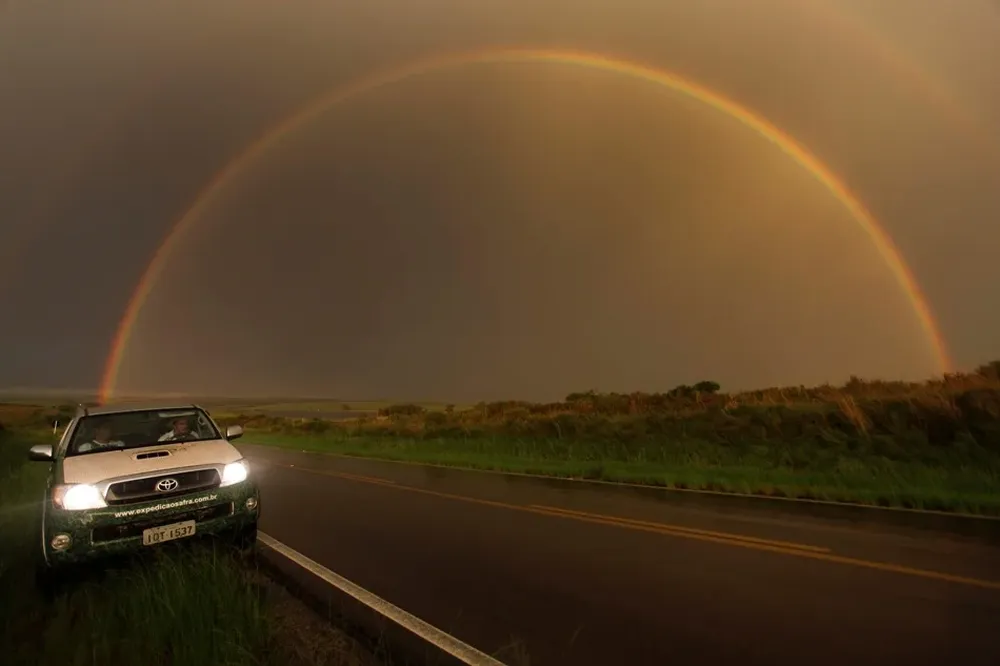 Luego de las lluvias en la frontera uruguaya brasileña el arco iris sorprende al equipo de Expedição Safra
