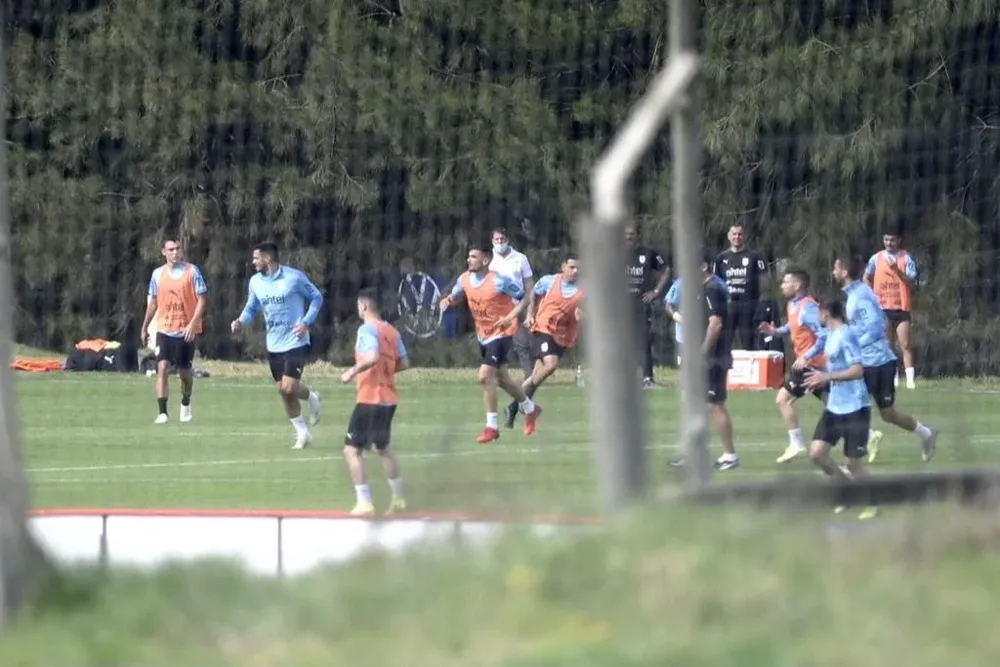Último entrenamiento de la selección uruguaya previo al partido con Perú con Maxi Gómez como titular
