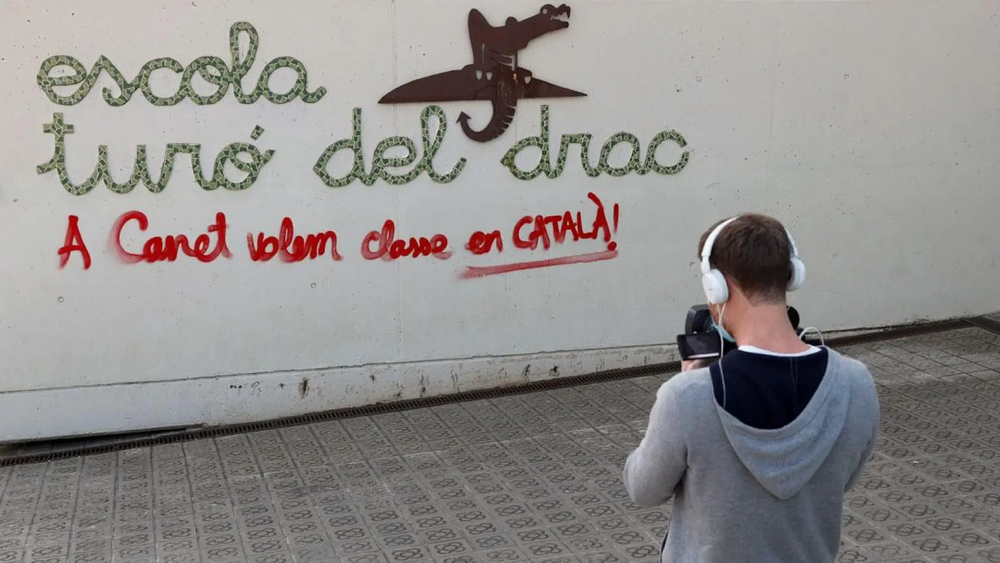 Un grafiti en la escuela Turó del Drac de Canet de Mar, en Barcelona. EUROPA PRESS.&nbsp;