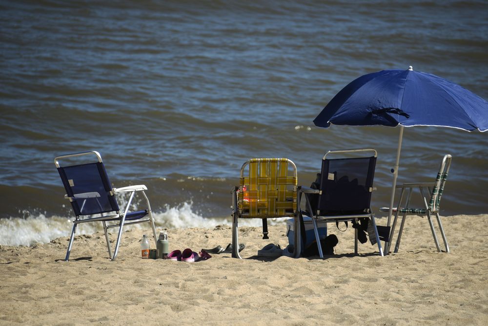20250131 Playa, calor, verano, sombrilla, sillas, estado del tiempo.