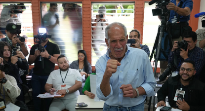 El candidato a la presidencia de Honduras, “Tito” Nasry Asfura, emite su voto.