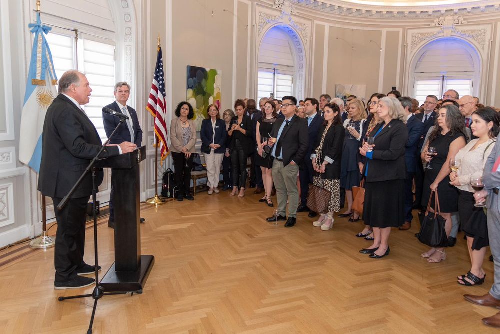 El embajador Gerardo Werthein encabezó la celebración del 214° aniversario de la Revolución de Mayo en Washington, que contó con la presencia de hombres clave de la administración de Joe Biden