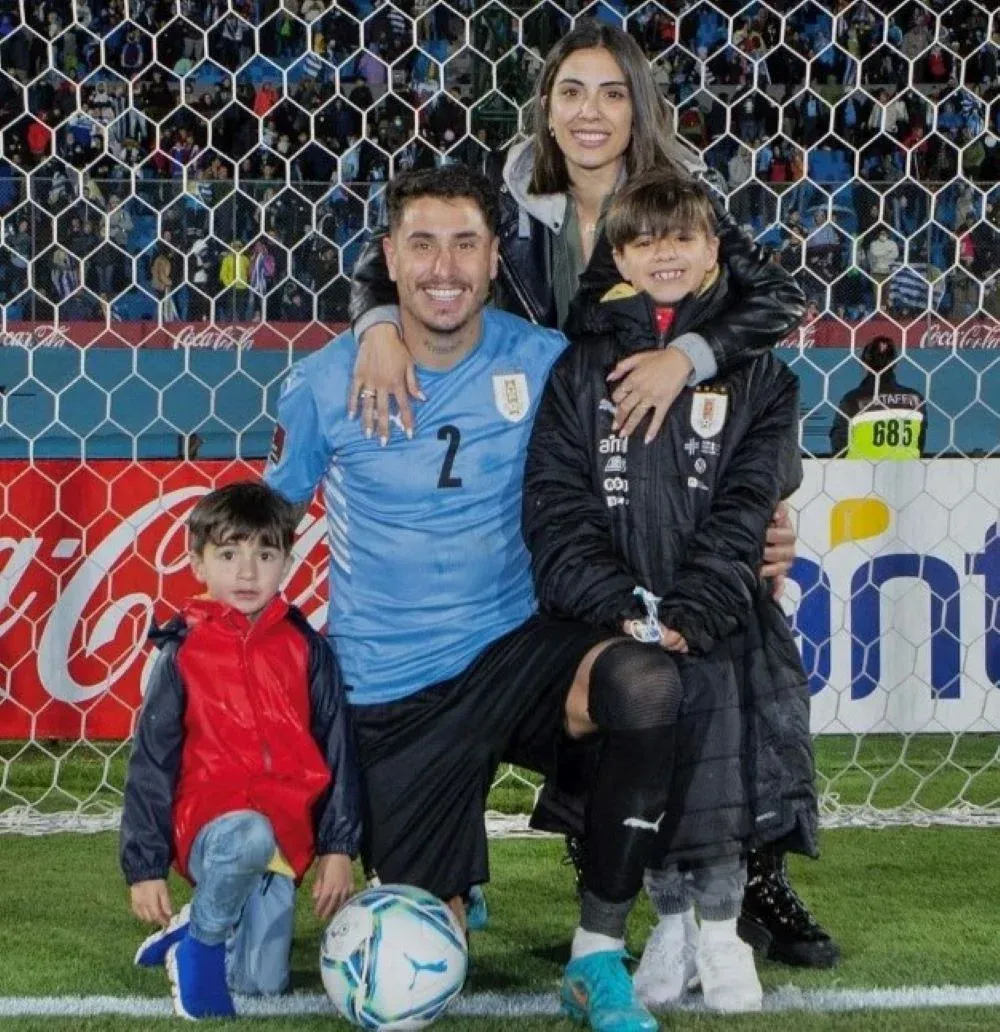 José María Giménez junto a su esposa y sus dos hijos
